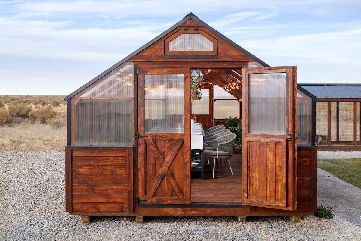 Front facing picture of a yoderbilt greenhouse