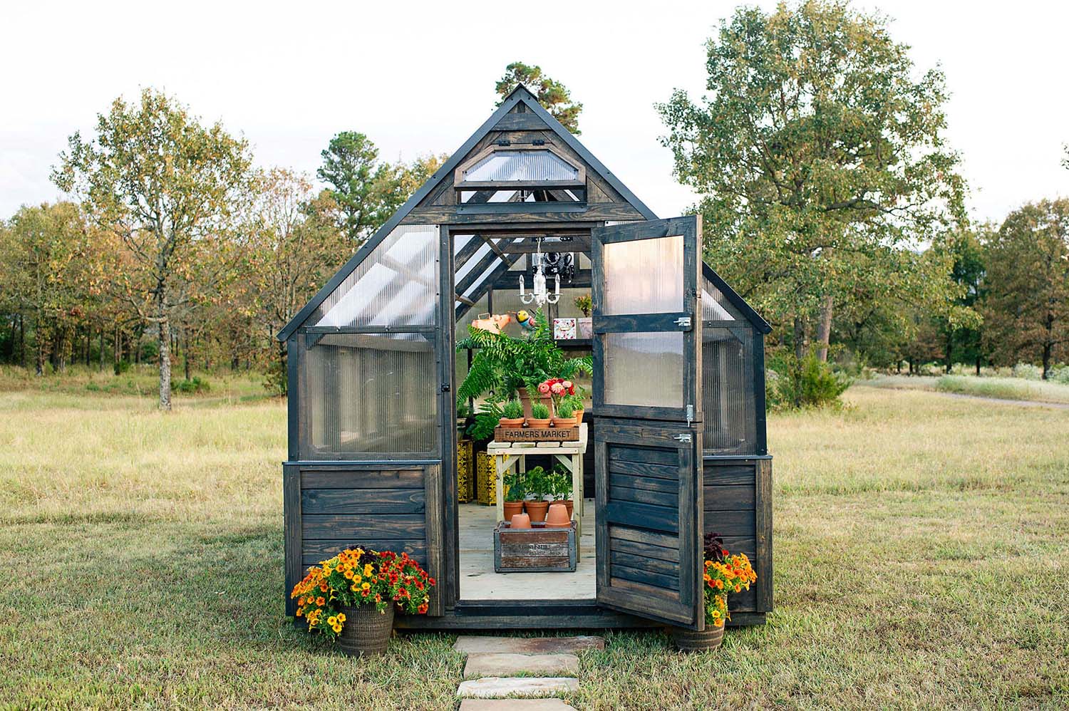 Exterior of a 8-foot-wide Yoderbilt Greenhouse