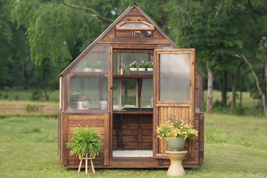 photo of a Yoderbilt greenhouse exterior.